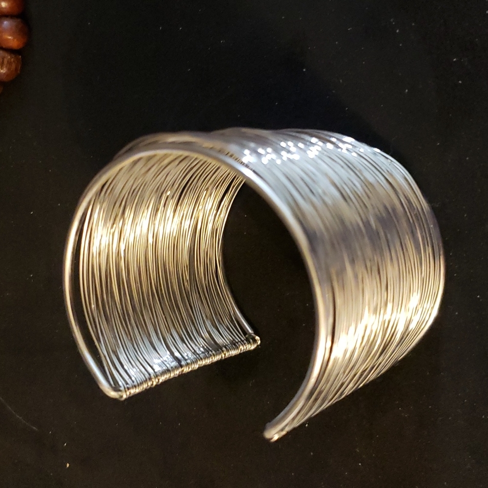 Silver tone wire bracelet - Picture 2 of 3